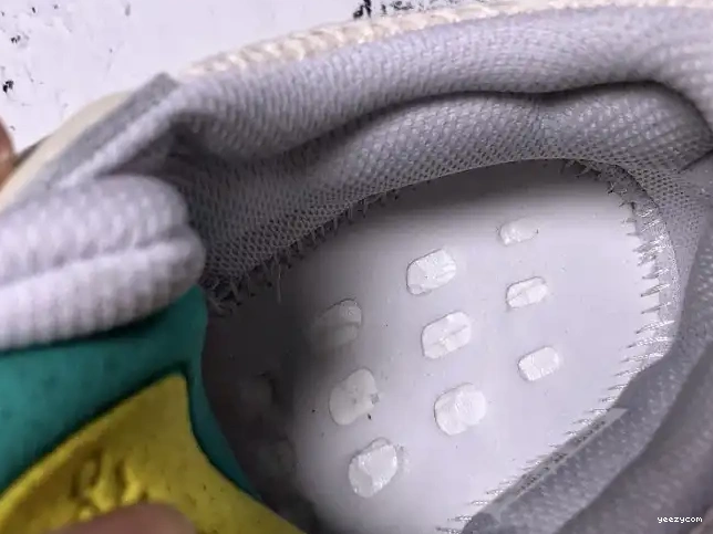 Adidas 700 EG7596 Boost Analog Yeezy 0701
